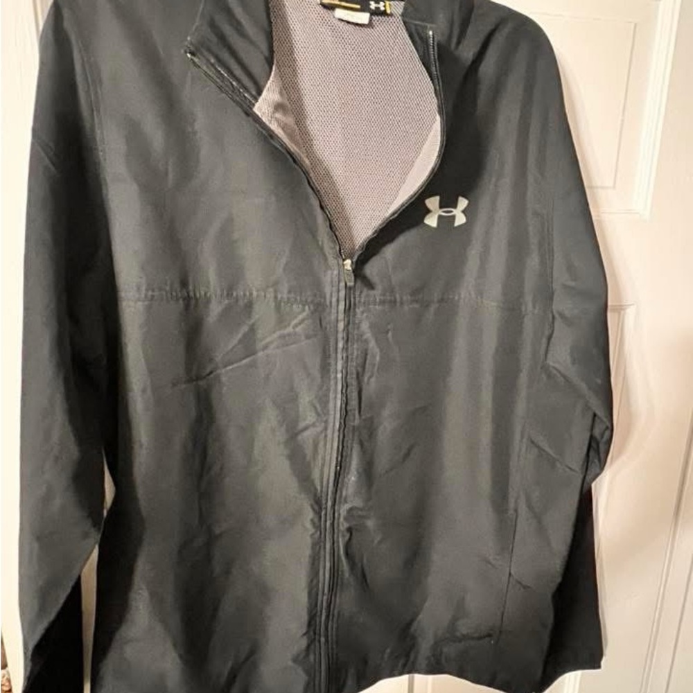 ✨Closet Price Drops!!✨ Under Armour Men's black Windbreaker large
